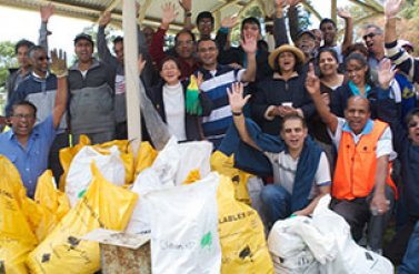 Chung tay làm sạch thành phố nhân ngày Clean Up Australia Day