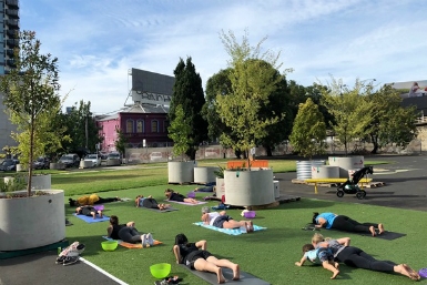 Tập Splash Yoga tại công viên Boyd Summer Park