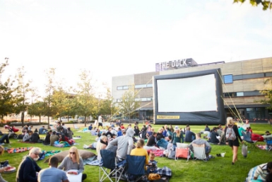 Đến rạp chiếu phim ngoài trời Park Cinema xem phim tình cảm lãng mạn MIỄN PHÍ