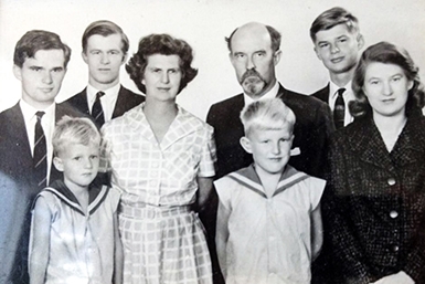 Tìm hiểu về cuộc đời của nhà sử học Manning Clark.