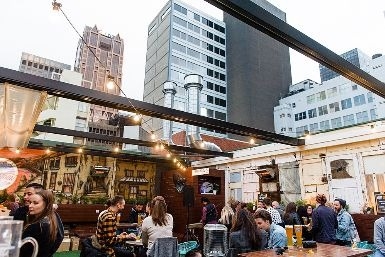 Các hoạt động giải trí trên khu vực rooftop tại Campari House